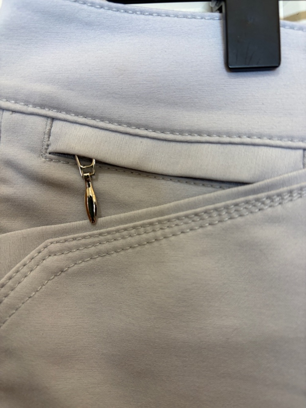 White House Black Market Women's Khaki Stretch Shorts - Picture 4 of 4
